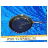 Beautiful cast iron #8 marked with a R cast iron