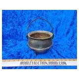 Gate marked three-legged cast iron kettle