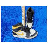 Air Jordan 1 mid pollen size 10 and 1/2