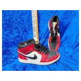Air Jordan 1 mid Chicago black toe size 10