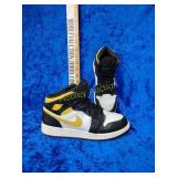 Air Jordan 1 mid "white pollen" size 6 1/2 youth