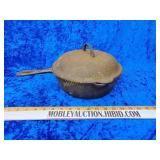 Hammered cast iron chicken fryer with lid 89A