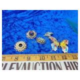 Brooch lot