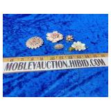 Brooch lot