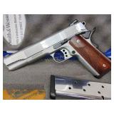 Beautiful Smith & Wesson sw1911 45 auto