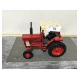 IH 886 w/ ROPS, 1/16
