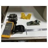 Fluke 50D K/J thermometer, transit level, hand