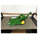 JD 4020 tractor w/JD 237 mounted corn picker