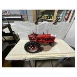 Scale Models McCormick Deering Farmall M NF, 1/8,