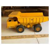 Vintage ERTL International Harvester Dump Truck