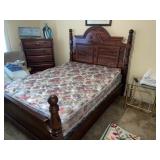 Nice QUEEN  Post & Ball Finnial Bed