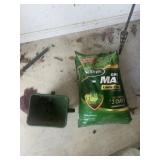 Broadcast Spreader & Scotts Lawn Feed