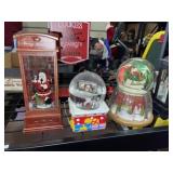 Christmas Snow Globes & Decor in Grp