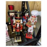 Wood Nutcrackers (4) & Decor in Grp