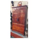 Fine George III mahogany linen press