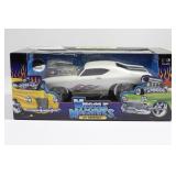 Muscle Machines 1/18 69 Chevelle White Flames