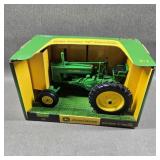 John Deere 1947 Model "G" Tractor - Ertl 1:16