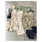 U.S. ARMY MILITARY DUFFEL BAG CONTAINING 4 PAIR