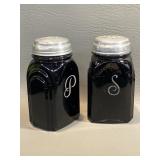 Vtg McKee Roman Arch Black Salt & Pepper Shakers