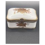 ANTIQUE PORCELAIN SNUFF TRINKET BOX