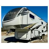 2022 Alliance 33' Fifth Wheel RV Camper / Trailer