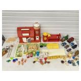 VINTAGE TOYS, BARN PLAY SET, CARS, FIGURES & MORE