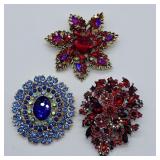 MODERN GLASS STONE BROOCHS