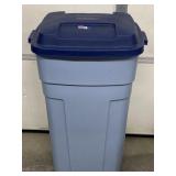 NOS 34 GALLON RUBBERMAID ROUGHNECK TRASHCAN W/
