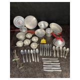 VINTAGE TIN COOKWARE KIDï¿½S TOY POTS & PANS