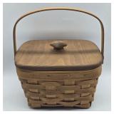 LONGANBERGER MEDIUM LIDDED BERRY BASKET