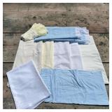 27 Gallon Rubbermaid Tote w/ Tablecloths Banquet