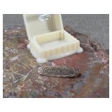 18K Gold 'Caroline' Pin / Brooch 2.6g