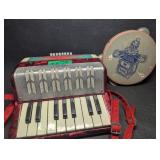 Vtg Hero Piano Accordion 17-Key 8-Bass 8 Buttons