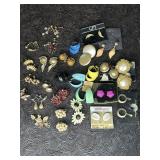 25 PAIR VINTAGE EARRINGS CLIP & SCREW ON
