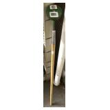 Magnet with handle