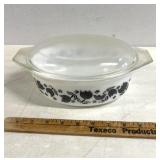 Vintage Pyrex 1 1/2  quart bakeware  37 043