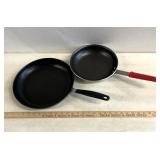 2 frying pans