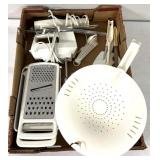 Strainer/hand mixer/electric knife/utensils