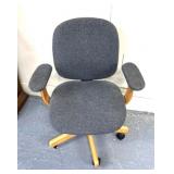 Office/crafting chair 1 wheel missing