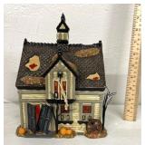 Department 56 - Creepy creek carriage house