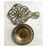 Brass trivet &other decor