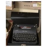 Typewriter in case ( hinges does not work)