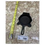 Vintage Griswold Cast Iron OO Mini Skillet Ashtray
