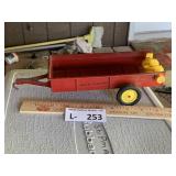 ERTL Massey Ferguson Manure Spreader Toy
