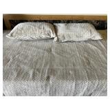 Full Size Bedspread & 2 Pillows