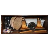 Shelf lot; pair of wall shelves/brackets,