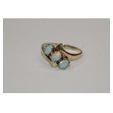 10 KT yellow gold opal ring that contains three