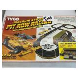 TYCO CAR RACE TRACK