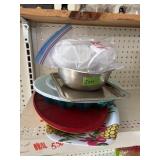 Assorted kitchen items