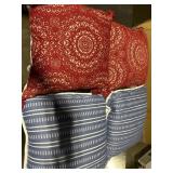 1 Lot of (4) Assorted Indoor/Outoor Pillows